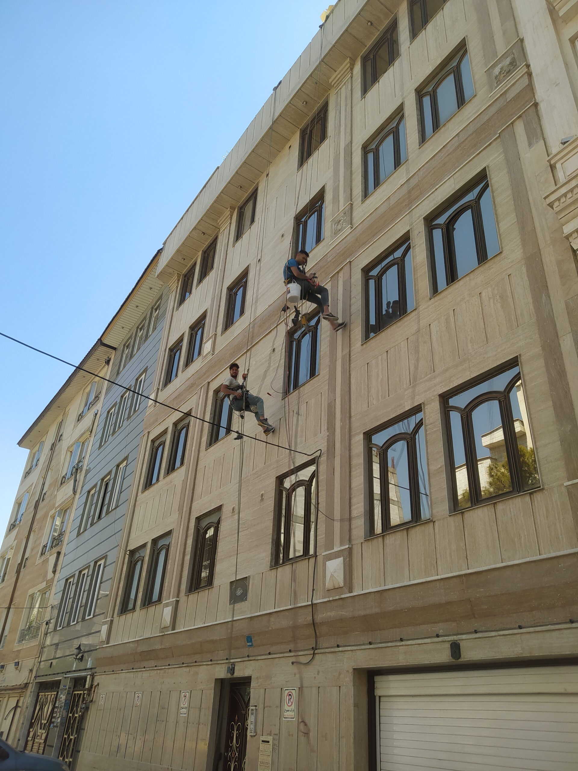 پیچ و رولپلاک نما با طناب بدون نیاز به داربست