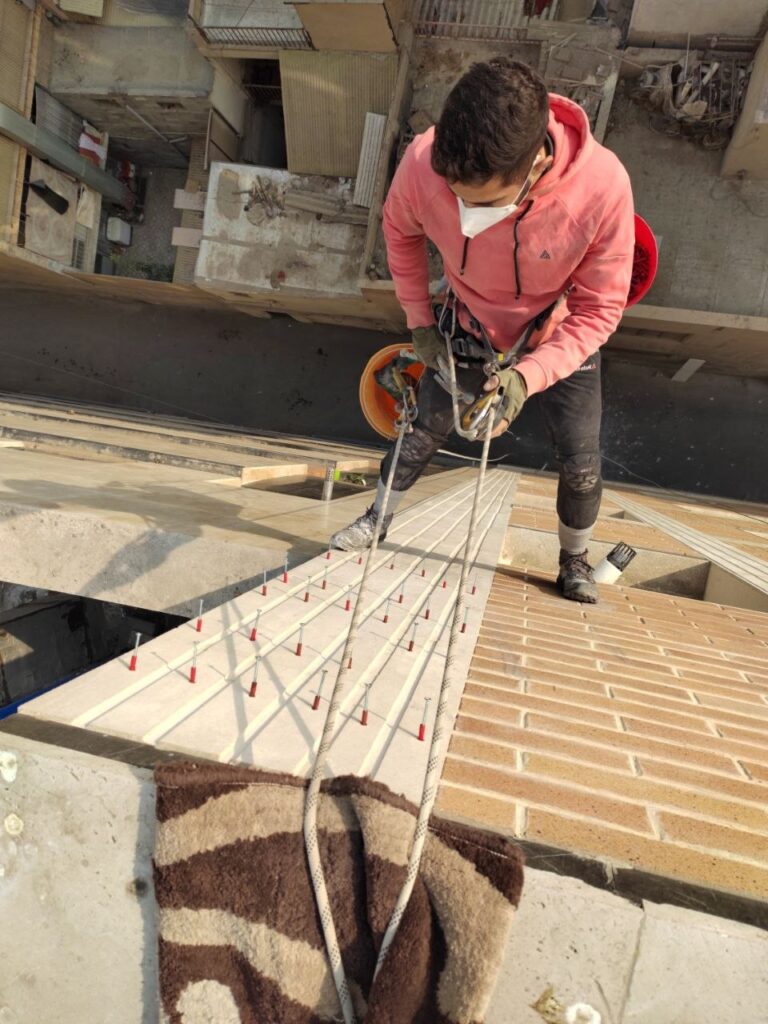 پیچ و رولپلاک سنگ نما